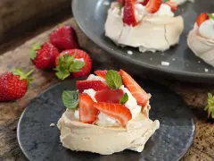 Pavlova mit Mascarpone und Erdbeeren: Ein leichtes Dessert, perfekt für den Sommer. Dieses Pavlova Rezept mit Mascarpone ist ein Genuss.
