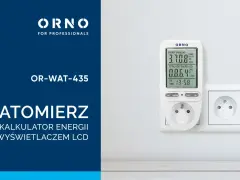 Biały watomierz ORNO OR-WAT-435 podłączony do gniazdka, pokazuje zużycie energii w kilowatogodzinach.