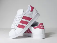 Białe buty sportowe Adidas Superstar z różowymi paskami. Rozmiar 37 1/3, idealne na stopę o długości 23,5 cm.