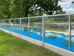 Nowy ekran akustyczny od sąsiada z motywem fal.
