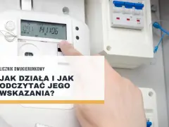 Palec wskazuje cyfrowy licznik dwukierunkowy, pokazując, jak odczytać jego wskazania.
