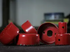 Rote Lochsägen-Aufsätze, bereit für präzises Rigips schneiden.