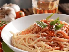 Spaghetti po neapolitańsku: Sekret prawdziwego sosu bez mięsa