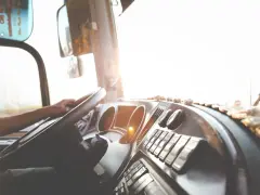 Zarobki kierowców autobusów szkolnych: Ile realnie zarobisz?