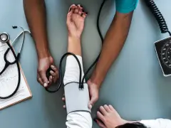 Lekarz mierzy ciśnienie. Podobnie jak w liście motywacyjnym, ważne są kluczowe dane i profesjonalizm.