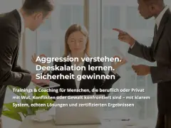 Zwei Männer zeigen aggressiv auf eine Frau, die ruhig meditiert. Text: Aggression verstehen, Deeskalation lernen, Sicherheit gewinnen.