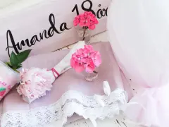 En rosa dukning för Amanda 18 år med blommor, godis och tyll.