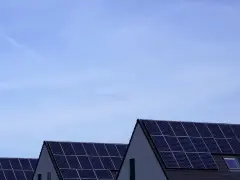 Domy z panelami monokrystalicznymi na dachach. Sprawdź, jaka jest aktualna panele monokrystaliczne cena i zainwestuj w zieloną energię.