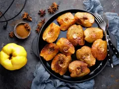Pieczona pigwa z cynamonem i anyżem. Pyszny deser, który pokazuje, co można zrobić z pigwy.