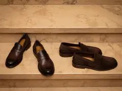 Due paia di mocassini uomo marroni, uno in pelle lucida e l'altro in camoscio, perfetti per un outfit elegante.