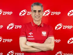 Trenerzy reprezentacji Polski w piłce ręcznej, w tym nowy selekcjoner, pozują na tle czerwonej ściany z logo ZPRP.
