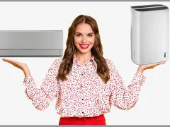 Donna sorridente mostra un condizionatore e un deumidificatore, utile per capire a quanto impostare il deumidificatore in inverno per un comfort ottimale.