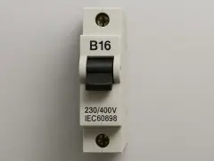 Wyłącznik nadprądowy B16, idealny jako bezpiecznik do gniazdek. Zapewnia ochronę instalacji 230/400V.