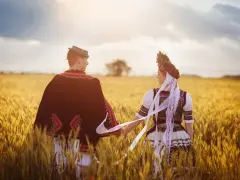 Para w strojach ludowych trzyma się za ręce na polu pszenicy. Ciekawe chorwackie ciekawostki o tradycjach.