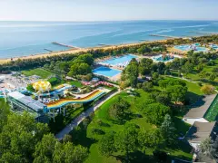 Wasserspaß am Meer: Pools, Rutschen und Grünflächen. Ein Traum für Familien, der **beste Campingplatz Italien** bietet.