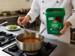Chef aggiunge Fondo Bruno in polvere a una salsa in cottura. Il contenitore verde reca l'etichetta "Fondo Bruno".