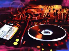 EDM einfach erklärt: Was ist Electronic Dance Music wirklich?