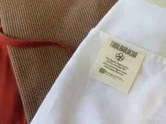 Etiqueta de tela que explica que es el lino, con 55% de lino European Flax y 45% de algodón orgánico.