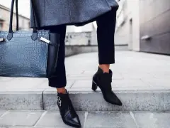 Elegancka stylizacja z czarną torebką i butami z czubkiem, które udowadniają, że są modne.