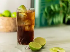Idealny drink na upalne dni: Cuba Libre przepis. Orzeźwiający rum z colą i limonką, podany z lodem.