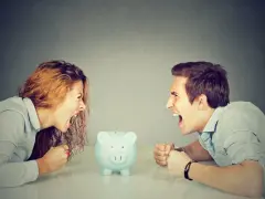Un couple se crie dessus, poings serrés, devant une tirelire. Un vrai vol entre époux, la dispute pour l'argent est intense.
