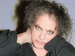 Robert Smith z The Cure, z charakterystyczną fryzurą i makijażem, zapowiada nowa płyta.