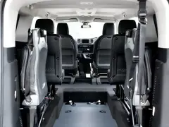 Wnętrze Citroen Evasion z dwoma rzędami siedzeń, gotowe na podróż.