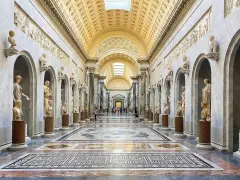 Watykańskie muzea: imponująca galeria z rzeźbami i mozaikami, gdzie można podziwiać najważniejsze dzieła sztuki.