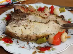 Soczysta, pieczona łopatka wieprzowa na obiad, doprawiona ziołami i podana z piklami. Idealna na rodzinny posiłek.