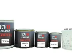 Latas de pintura bicomponente para carrocería: pintura, barniz 2K, catalizador y solvente, junto a un vaso de mezclas.