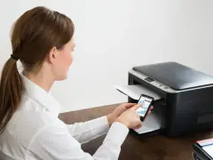 Frau verbindet Epson Drucker mit WLAN über ihr Smartphone.
