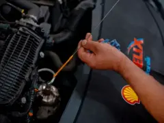 Silnik bierze olej? Jak dobrać olej i kiedy do mechanika?