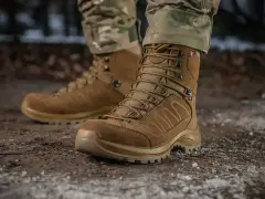 Brązowe buty trekkingowe na ziemi. Czy buty trekkingowe powinny być większe? Zapewniają komfort i ochronę.