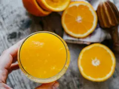 Sok z pomarańczy na co pomaga? Odkryj jego niesamowite korzyści zdrowotne