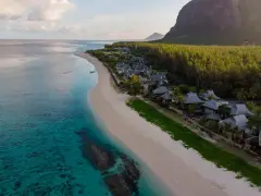 Rajska plaża na Mauritiusie, gdzie turkusowa woda spotyka biały piasek. Lot na Mauritius ile trwa? Warto!