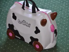 Biała trunki walizka dla dzieci w kształcie krowy z czarnymi łatami i brązowymi rogami. Idealna na podróże!
