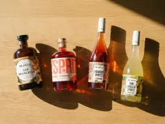 Vier Flaschen Dr. Jaglas Spritz: San Orangello, Sprit, Hibiskus Spritz und San Limello Spritz. Alle sind alkoholfrei, was bedeutet, dass sie keinen Neutralalkohol enthalten.