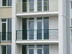 Nowoczesne balkony z ciemnymi balustradami, solidne mocowanie balustrady balkonowej zapewnia bezpieczeństwo.