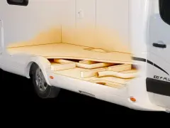 Detaljerad vy av en husbil som visar hur man fyller varmvattenberedare.