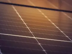 Zbliżenie na panel fotowoltaiczny. Pamiętaj o zgłoszeniu instalacji, by uniknąć kary za nie zgłoszenie instalacji fotowoltaicznej do straży.