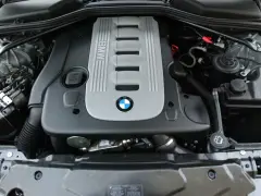 Silnik BMW m57 z widocznym logo marki.