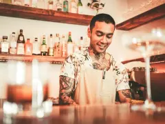 Barman w Grecji: Zarobki do 2500€! Ile zaoszczędzisz?