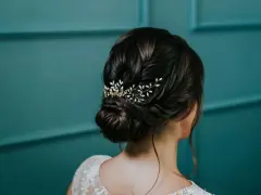 Elegancki kok hiszpański ozdobiony złotą gałązką z białymi listkami i kryształkami.