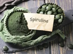 Proszek i tabletki spiruliny, naturalny sposób na wzmocnienie włosów.
