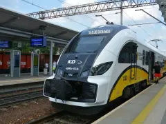 Nowoczesny pociąg KD "Koleje Dolnośląskie" czeka na pasażerów. Czy to ten pociąg do Zielonej Góry?