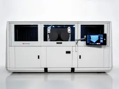 Nowoczesna maszyna do druku 3D, wykorzystująca technologię binder jetting, z panelem dotykowym prezentującym proces budowy.