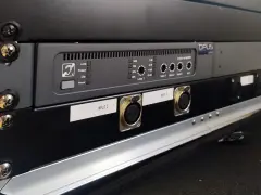 Wzmacniacz pętli indukcyjnej z wejściami XLR i wskaźnikami LED.