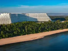 Nowy Hotel Gołębiewski w Pobierowie wita gości! Monumentalny obiekt na klifie, otoczony lasem, z widokiem na morze.