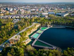 Widok na krakowski Zakrzówek z basenami i drewnianymi pomostami. Sprawdź zakrzówek cennik i zaplanuj relaks.