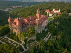 Zamek Książ otoczony zielenią, z pięknymi ogrodami i widokiem na okoliczne góry. To wspaniałe miejsce, by odkrywać atrakcje Gór Sowich.